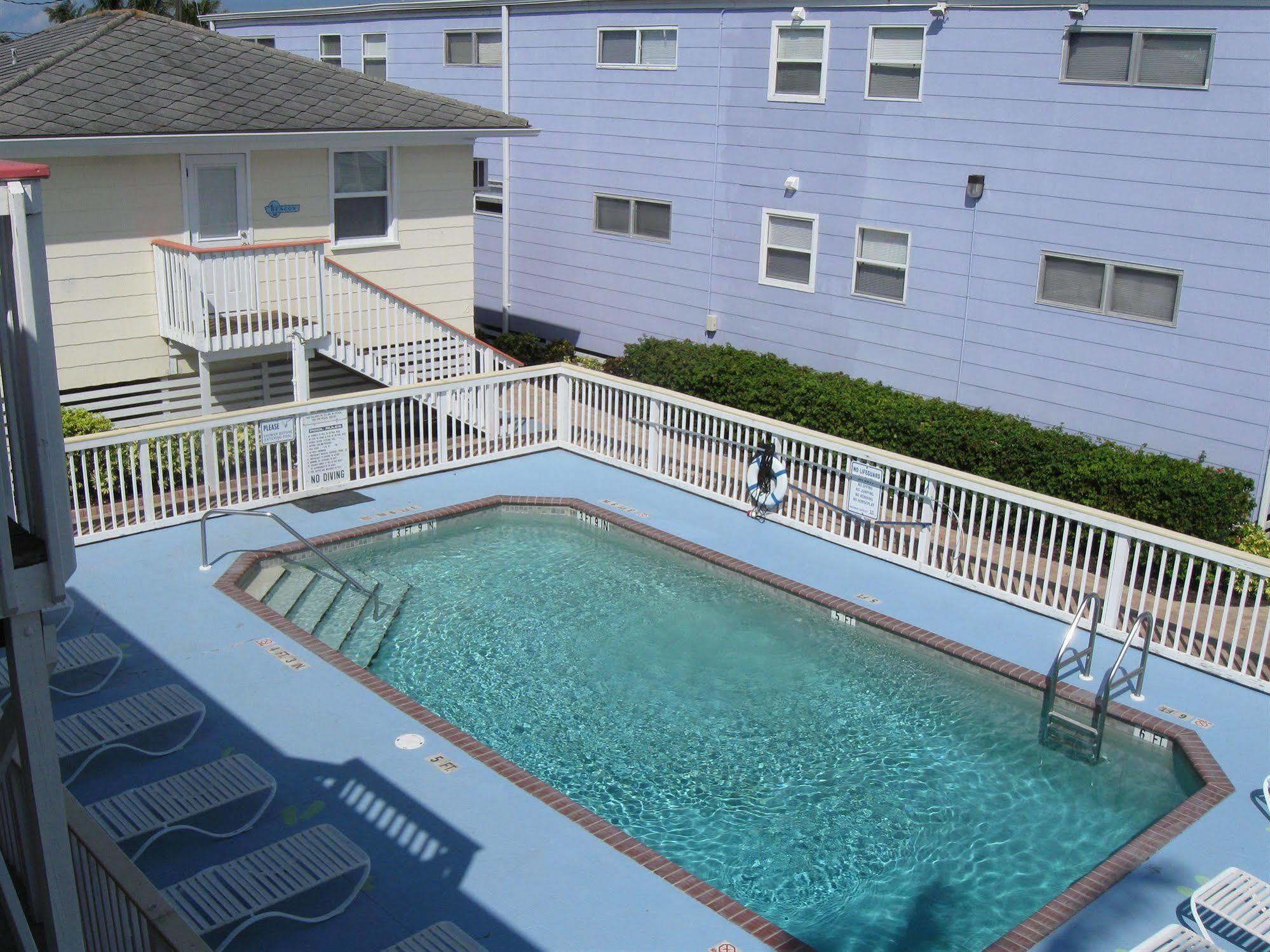 The Holiday Court Villas And Suites Fort Myers Beach Exterior photo