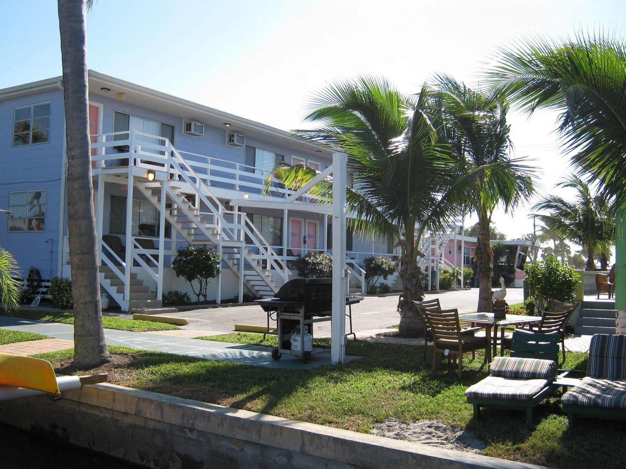 The Holiday Court Villas And Suites Fort Myers Beach Exterior photo